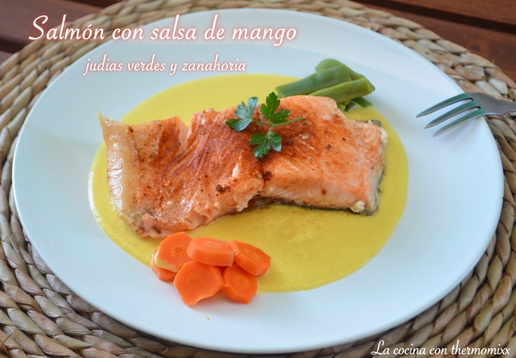 Salmón con salsa de mango judías verdes y zanahorias